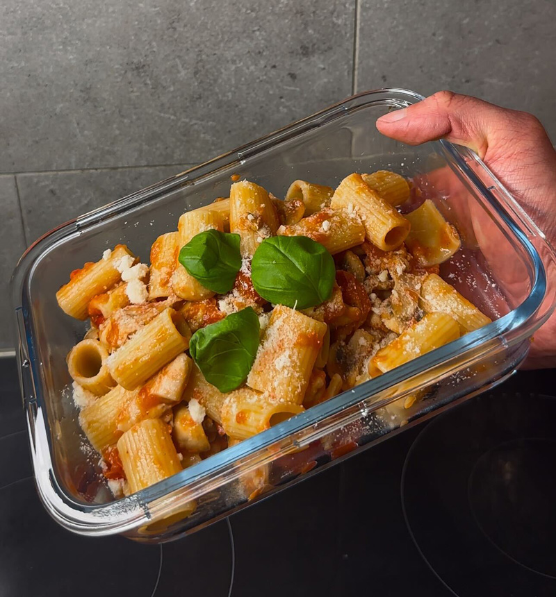 Tränaren visar sin hemlagade, hälsosamma och näringsrika pasta.